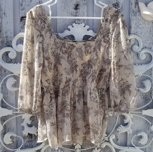 Romantic Ruched Floral Top - Picture 2 of 8